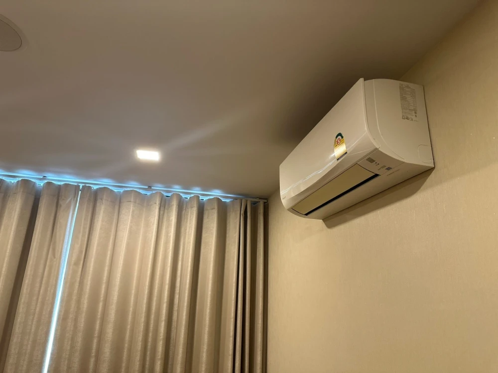 ขาย Atmoz รัชดา-ห้วยขวาง ห้องนอน และ ระเบียงหันไปทางทิศเหนือ วิวสระว่ายน้ำ เป็นห้องตกแต่งพร้อมอยู่สวยงาม จองเลย