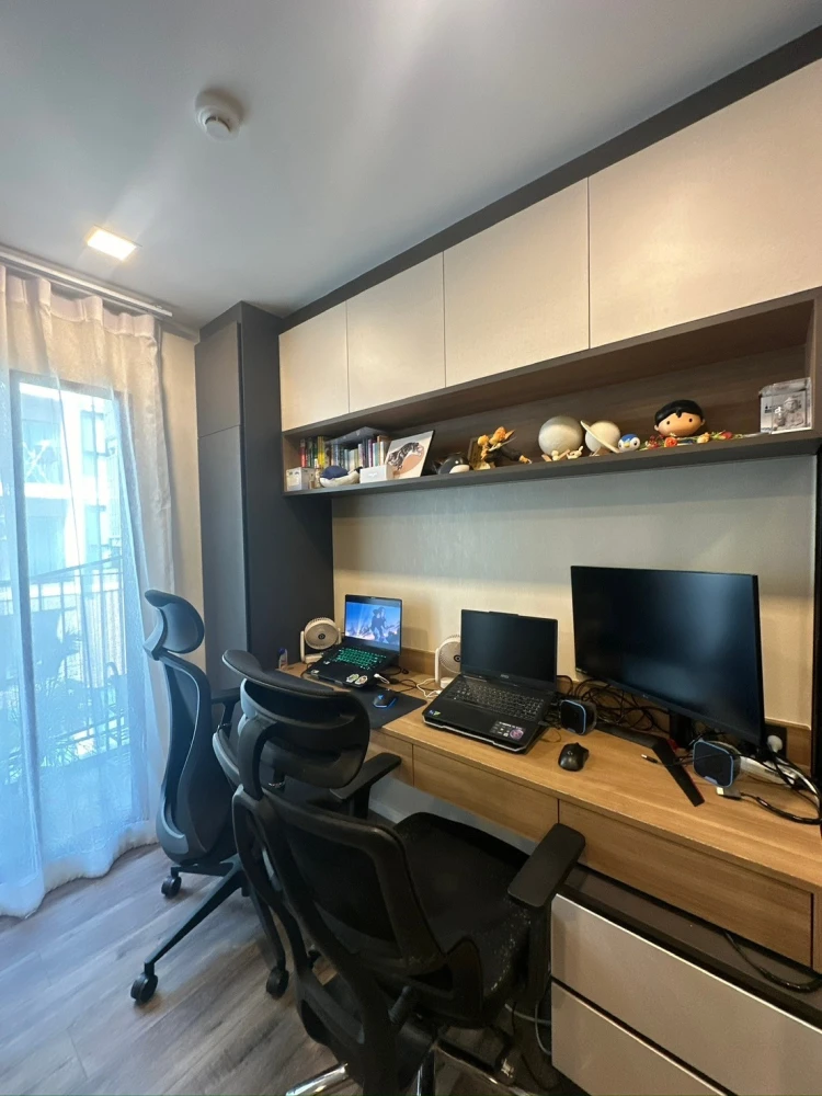 ขาย Atmoz รัชดา-ห้วยขวาง ห้องนอน และ ระเบียงหันไปทางทิศเหนือ วิวสระว่ายน้ำ เป็นห้องตกแต่งพร้อมอยู่สวยงาม จองเลย