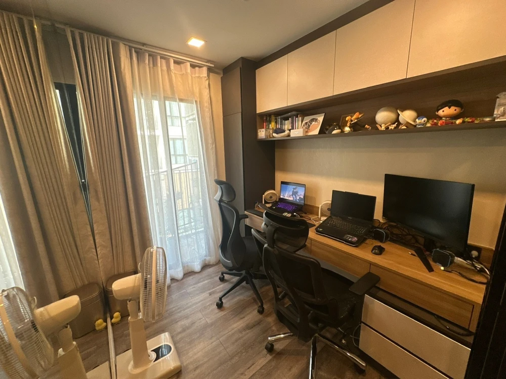 ขาย Atmoz รัชดา-ห้วยขวาง ห้องนอน และ ระเบียงหันไปทางทิศเหนือ วิวสระว่ายน้ำ เป็นห้องตกแต่งพร้อมอยู่สวยงาม จองเลย