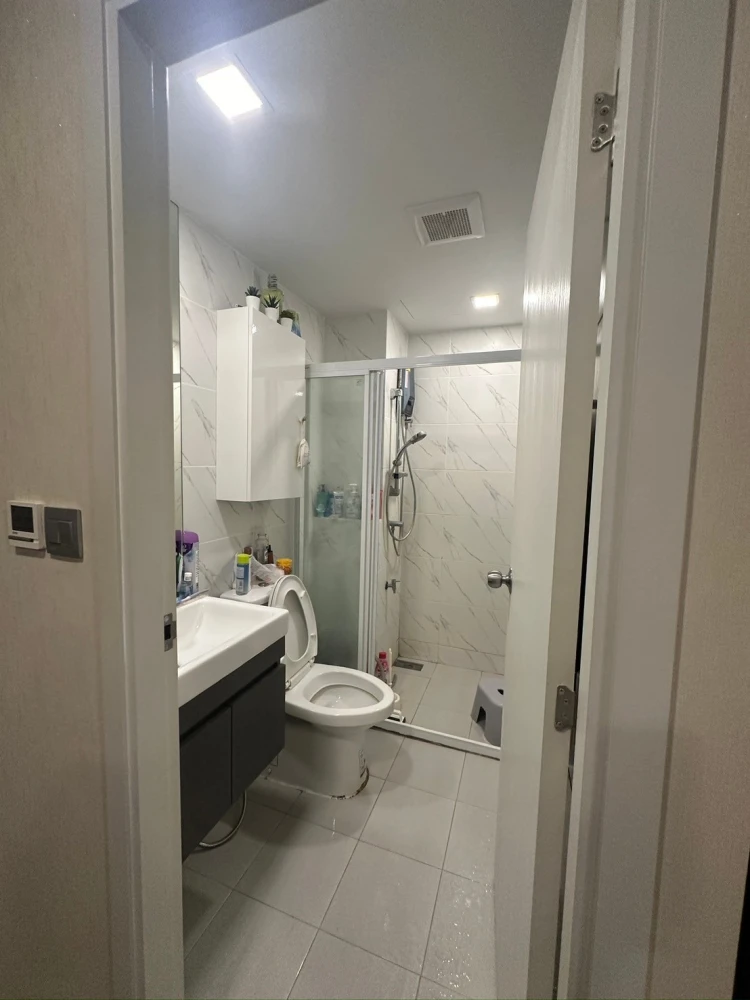 ขาย Atmoz รัชดา-ห้วยขวาง ห้องนอน และ ระเบียงหันไปทางทิศเหนือ วิวสระว่ายน้ำ เป็นห้องตกแต่งพร้อมอยู่สวยงาม จองเลย