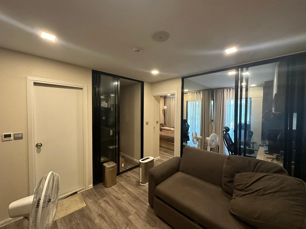 ขาย Atmoz รัชดา-ห้วยขวาง ห้องนอน และ ระเบียงหันไปทางทิศเหนือ วิวสระว่ายน้ำ เป็นห้องตกแต่งพร้อมอยู่สวยงาม จองเลย