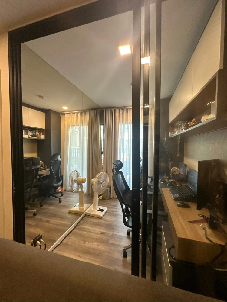 ขาย Atmoz รัชดา-ห้วยขวาง ห้องนอน และ ระเบียงหันไปทางทิศเหนือ วิวสระว่ายน้ำ เป็นห้องตกแต่งพร้อมอยู่สวยงาม จองเลย