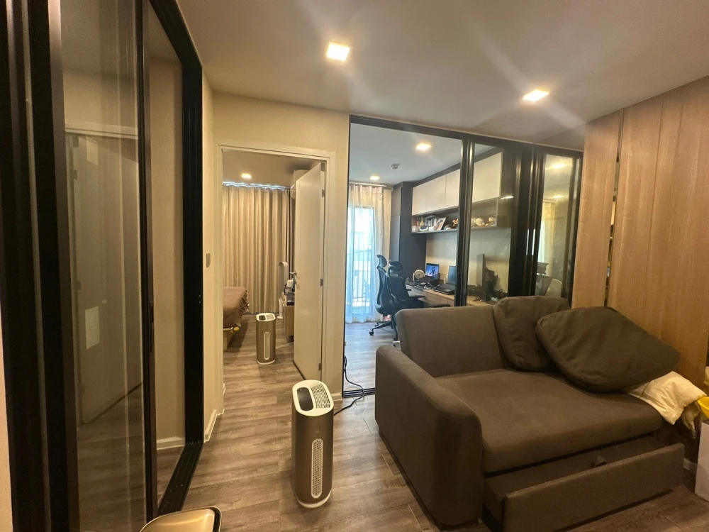 ขาย Atmoz รัชดา-ห้วยขวาง ห้องนอน และ ระเบียงหันไปทางทิศเหนือ วิวสระว่ายน้ำ เป็นห้องตกแต่งพร้อมอยู่สวยงาม จองเลย