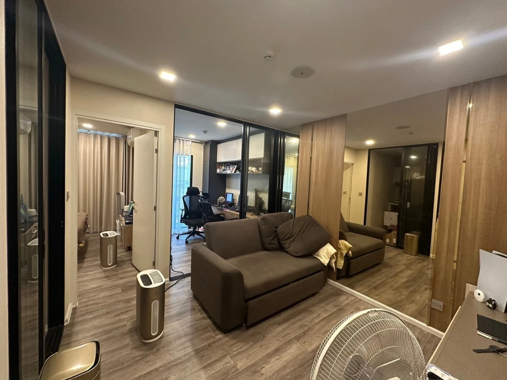 ขาย Atmoz รัชดา-ห้วยขวาง ห้องนอน และ ระเบียงหันไปทางทิศเหนือ วิวสระว่ายน้ำ เป็นห้องตกแต่งพร้อมอยู่สวยงาม จองเลย