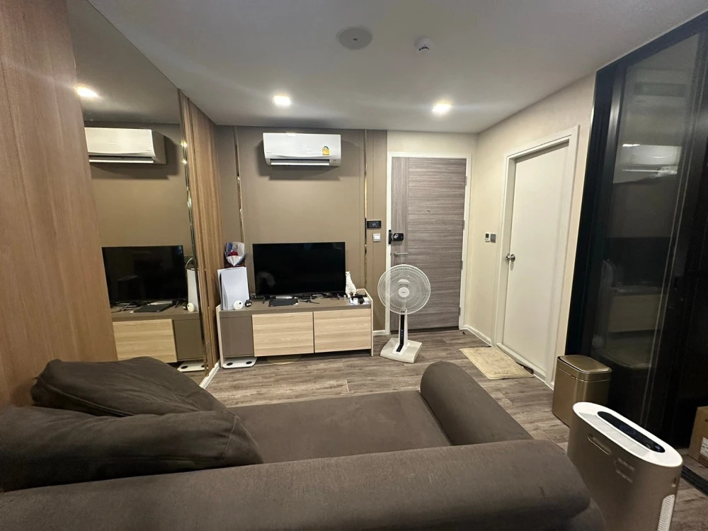 ขาย Atmoz รัชดา-ห้วยขวาง ห้องนอน และ ระเบียงหันไปทางทิศเหนือ วิวสระว่ายน้ำ เป็นห้องตกแต่งพร้อมอยู่สวยงาม จองเลย