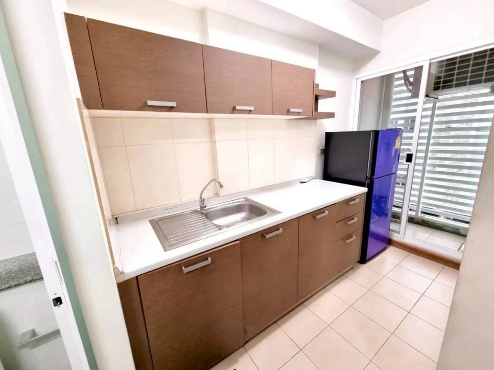 ขาย Bliz Condominium พระราม 9 - หัวหมาก ห้องริม ชั้น 4 พร้อมอุปกรณ์ไฟฟ้า เฟอร์นิเจอร์ตู้และชั้นเก็บของเพียบตามรูป