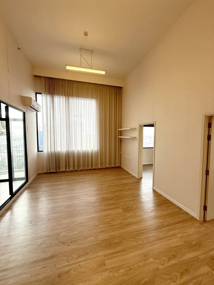 Selling Blossom Condo @Fashion, 10th floor. Beautiful view with no obstructing buildings. Corner unit with high ceilings, spacious and airy. Book now!