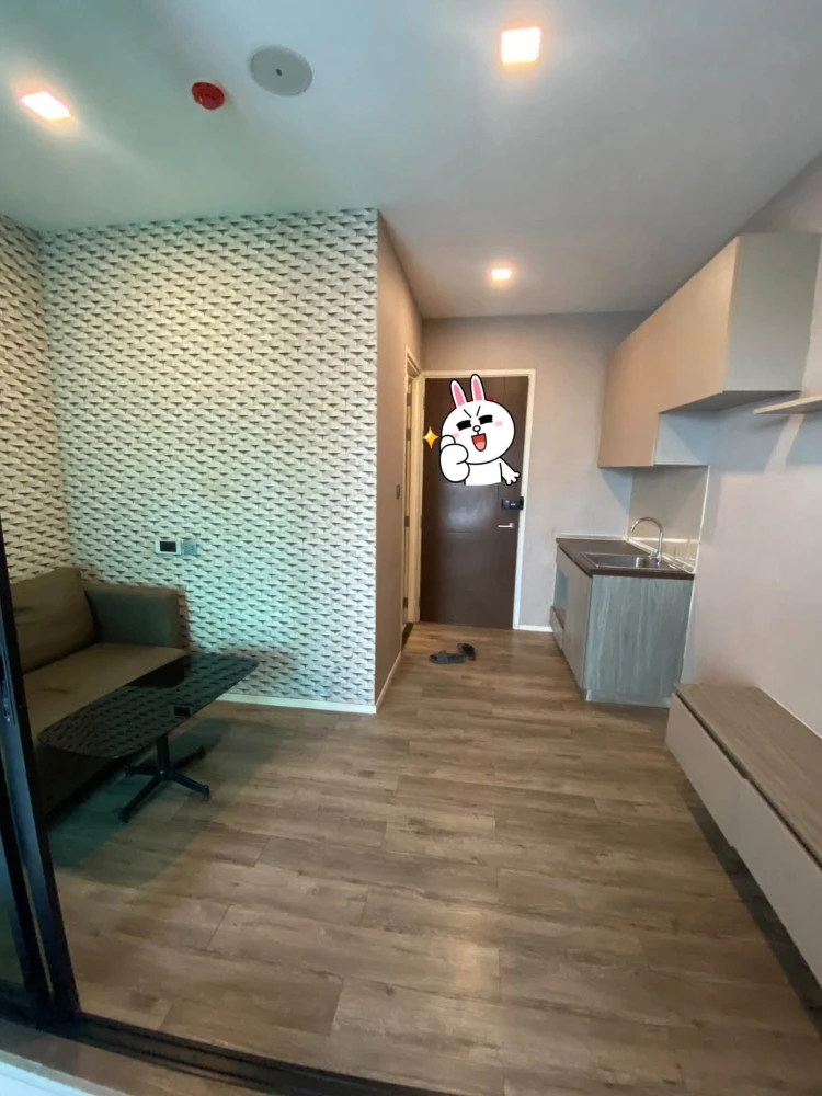 ขาย Brown Condo Ratchada 32 ห้องชั้น 4 วิวสระว่ายน้ำ ติดวอลเปเปอร์อย่างดี จองเลย