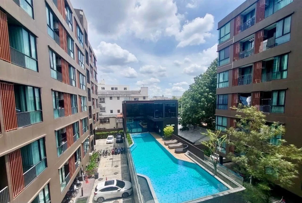 ขาย Brown Condo Ratchada 32 ห้องชั้น 4 วิวสระว่ายน้ำ ติดวอลเปเปอร์อย่างดี จองเลย