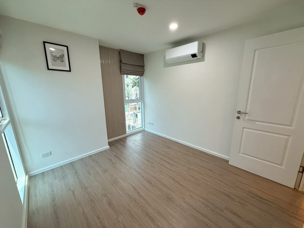 Selling Chateau In Town Ratchayothin, a Modern English style condo. Large rooms, great location, ready to move in, good price. Don't miss out!