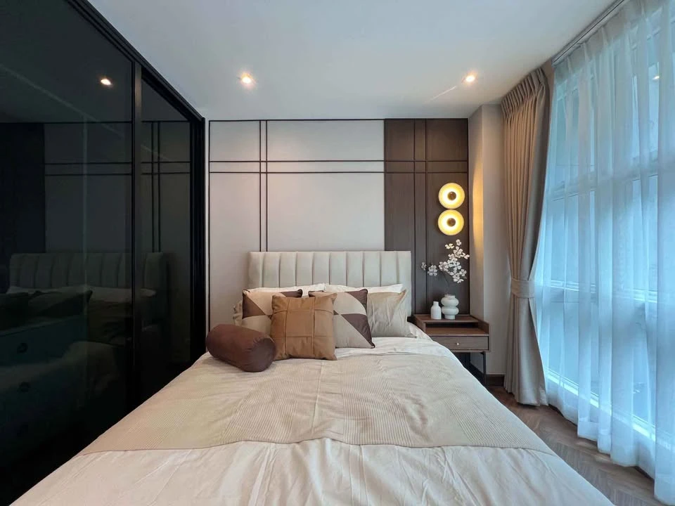 ขาย D65 Condominium ห้องสไตล์ Japandi Warm โทน ไม้วอลนัท + ครีม + ดำ อบอุ่นแต่เนี้ยบ  แสงทุกจุดออกแบบมาตั้งใจ บรรยากาศเหมือน Boutique Hotel ส่วนตัว
