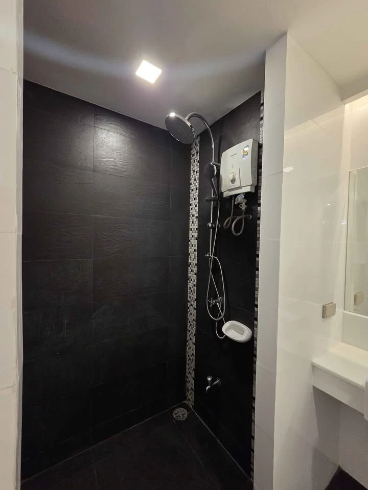 ขาย D65 Condominium ห้องสไตล์ Japandi Warm โทน ไม้วอลนัท + ครีม + ดำ อบอุ่นแต่เนี้ยบ  แสงทุกจุดออกแบบมาตั้งใจ บรรยากาศเหมือน Boutique Hotel ส่วนตัว