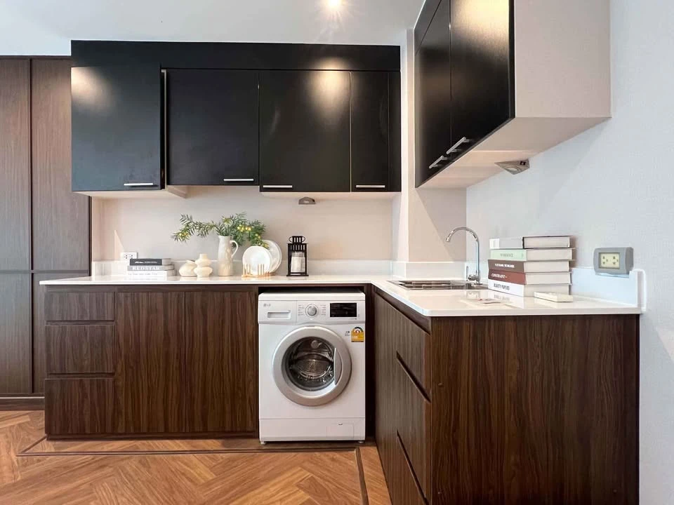 ขาย D65 Condominium ห้องสไตล์ Japandi Warm โทน ไม้วอลนัท + ครีม + ดำ อบอุ่นแต่เนี้ยบ  แสงทุกจุดออกแบบมาตั้งใจ บรรยากาศเหมือน Boutique Hotel ส่วนตัว