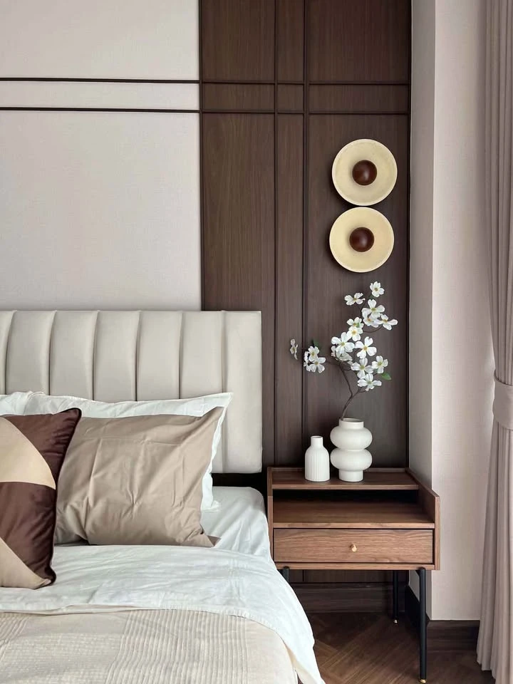 ขาย D65 Condominium ห้องสไตล์ Japandi Warm โทน ไม้วอลนัท + ครีม + ดำ อบอุ่นแต่เนี้ยบ  แสงทุกจุดออกแบบมาตั้งใจ บรรยากาศเหมือน Boutique Hotel ส่วนตัว