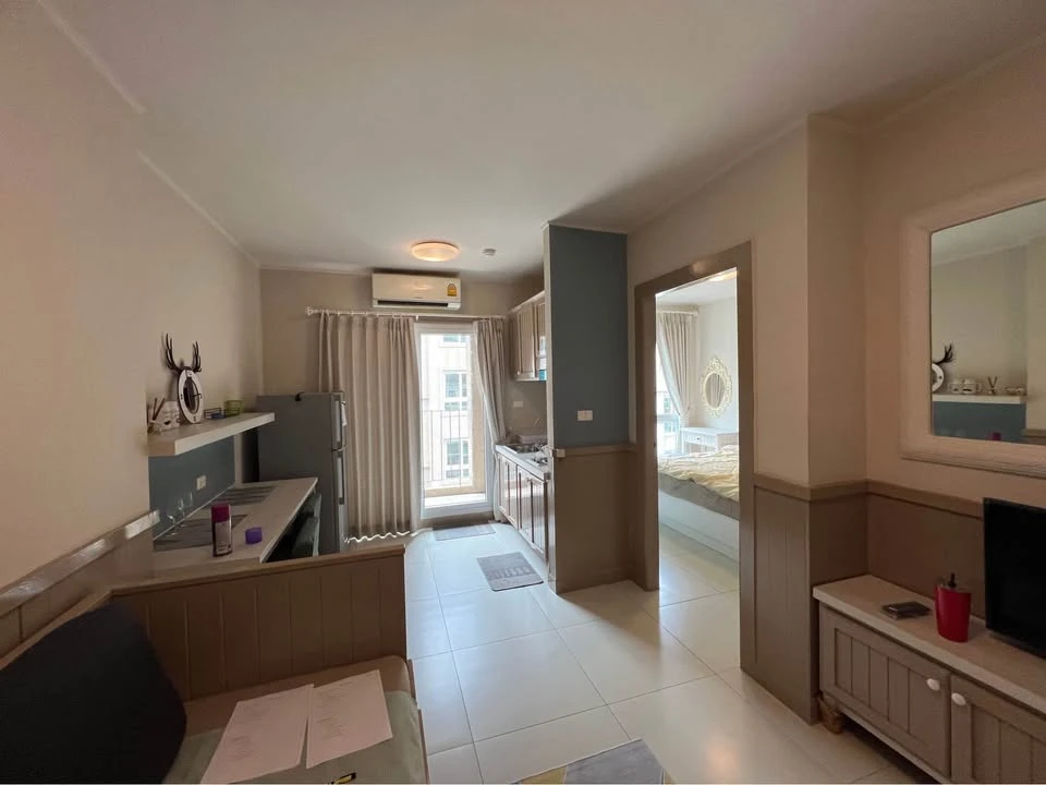 ขาย Groovy Sriracha ห้องมุมให้ความเป็นส่วนตัว มาพร้อมเฟอร์ครบครัน ทำเลดี เห็นวิวสระว่ายน้ำ จองเลย