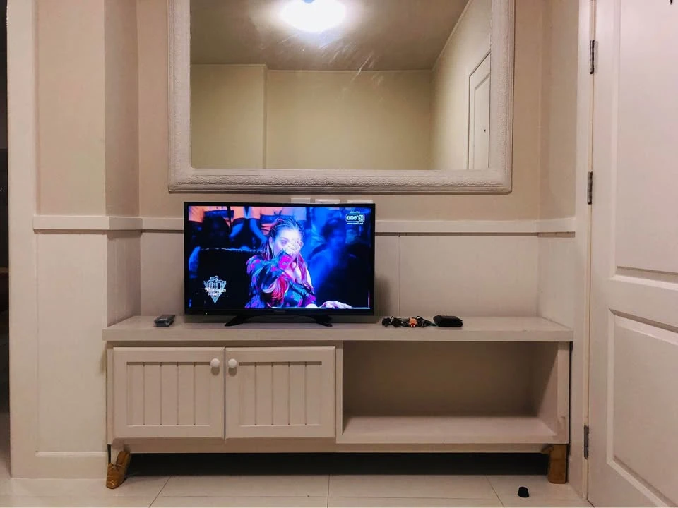 ขาย Groovy Sriracha ห้องมุมให้ความเป็นส่วนตัว มาพร้อมเฟอร์ครบครัน ทำเลดี เห็นวิวสระว่ายน้ำ จองเลย