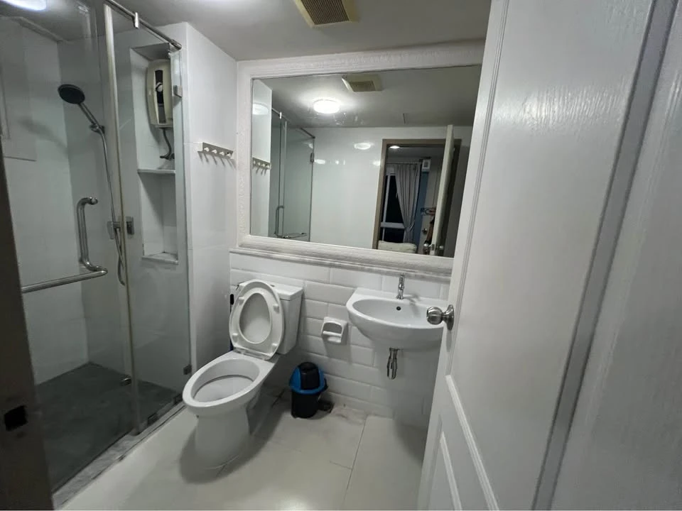 ขาย Groovy Sriracha ห้องมุมให้ความเป็นส่วนตัว มาพร้อมเฟอร์ครบครัน ทำเลดี เห็นวิวสระว่ายน้ำ จองเลย