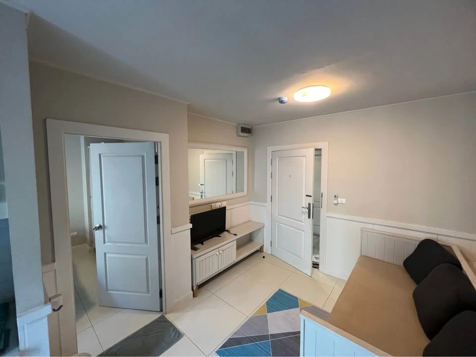 ขาย Groovy Sriracha ห้องมุมให้ความเป็นส่วนตัว มาพร้อมเฟอร์ครบครัน ทำเลดี เห็นวิวสระว่ายน้ำ จองเลย