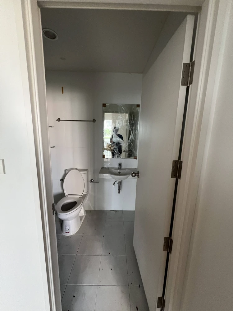 ขาย ISSI Condo Suksawat ห้องเปล่า ชั้น 6 วิวสระว่ายน้ำสวย ไม่บล็อค พลาดแล้วจะเสียใจ