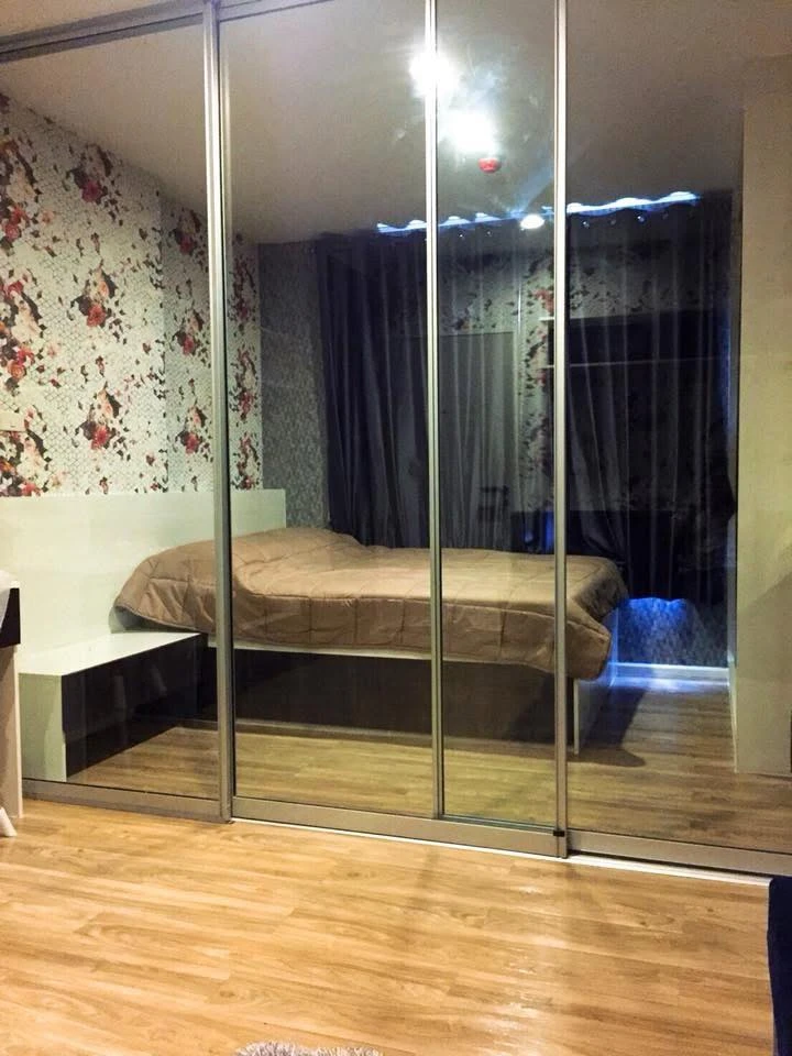 Selling ISSI Condo Suksawat. Beautifully decorated unit with high-quality wallpaper and fully furnished. Don't miss out!
