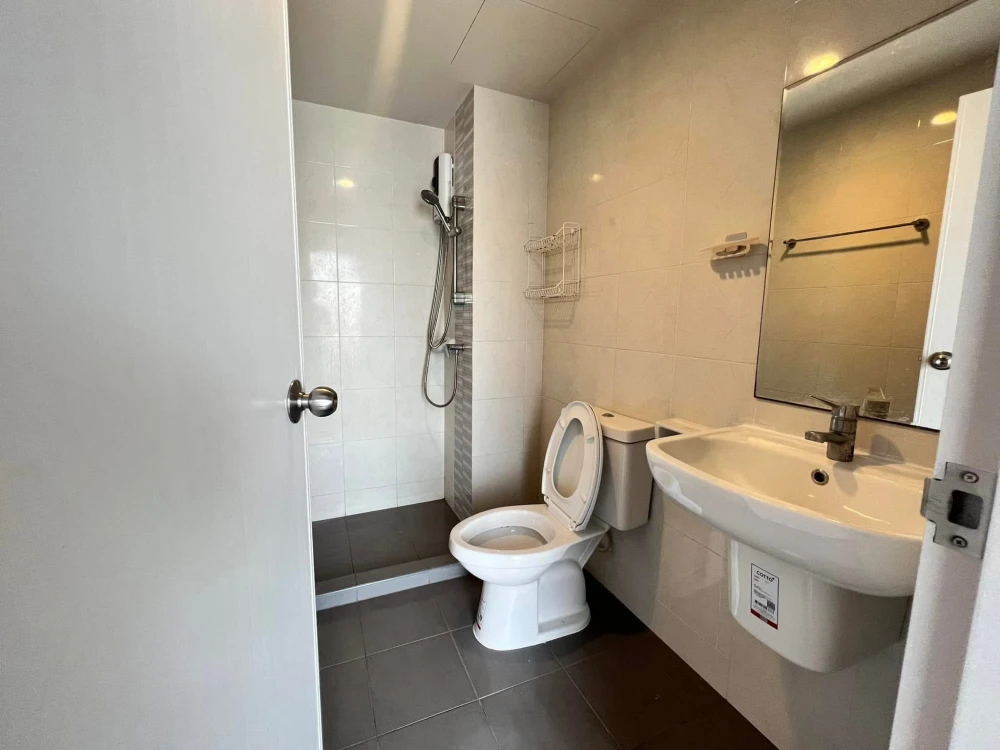ขาย Larissa Condo Praksa 5 ห้องน่าอยู่ ชั้น 4 ติดวอลเปเปอร์อย่างดี เดินทางสะดวก จองเลยตอนนี้