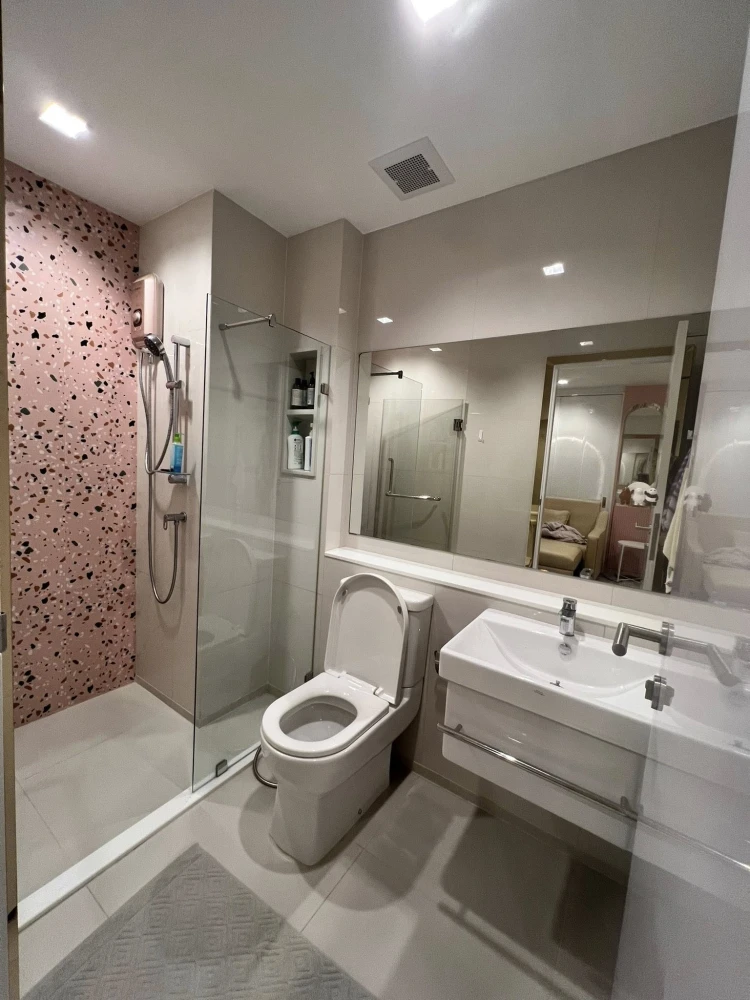 ขาย Life Asoke-Rama 9 ห้องบิวท์อิน “โทนสีชมพู” สวยหวาน น่าอยู่มาก เฟอร์นิเจอร์ + เครื่องใช้ไฟฟ้าครบ พร้อมเข้าอยู่