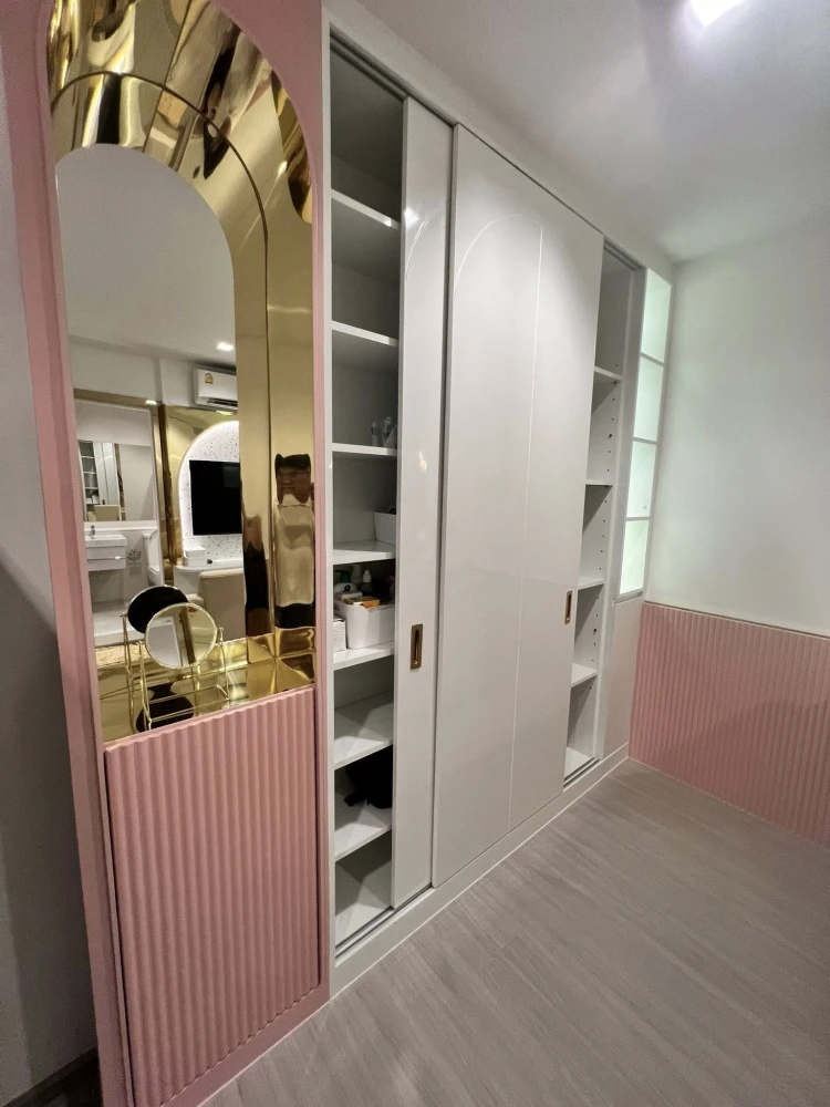 ขาย Life Asoke-Rama 9 ห้องบิวท์อิน “โทนสีชมพู” สวยหวาน น่าอยู่มาก เฟอร์นิเจอร์ + เครื่องใช้ไฟฟ้าครบ พร้อมเข้าอยู่