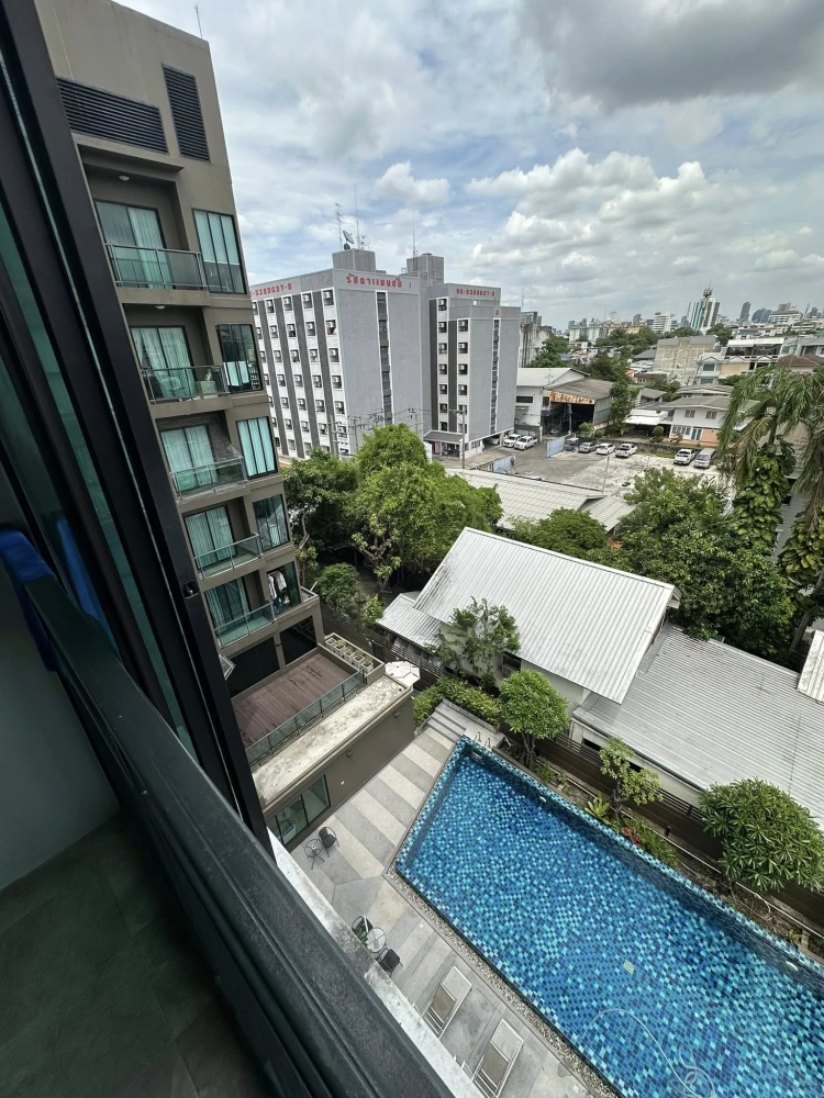 ขาย Living Nest Ladprao 44 1 ห้องนอน 1 ห้องน้ำ มาพร้อมเฟอร์ครบครัน เห็นวิวสระว่ายน้ำ ห้ามพลาด