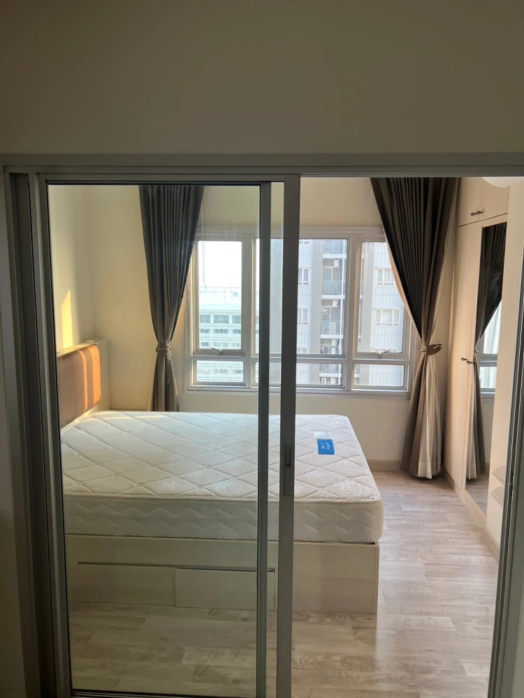 ขาย Manor Sanambinnam ห้องพร้อมอยู่ เฟอร์พร้อม ชั้นสูง ห้องมุม วิวสระ จองเลย