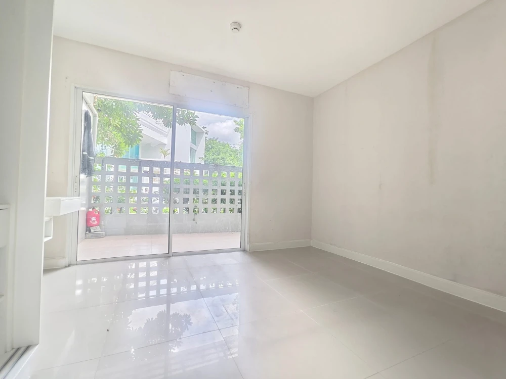 ขาย Metro Park Sathorn ชั้น 1 ห้องเปล่า ระเบียงกว้าง มีต้นไม้หลังห้อง ร่มรื่นสุดๆ คนชอบแต่งห้องห้ามพลาด