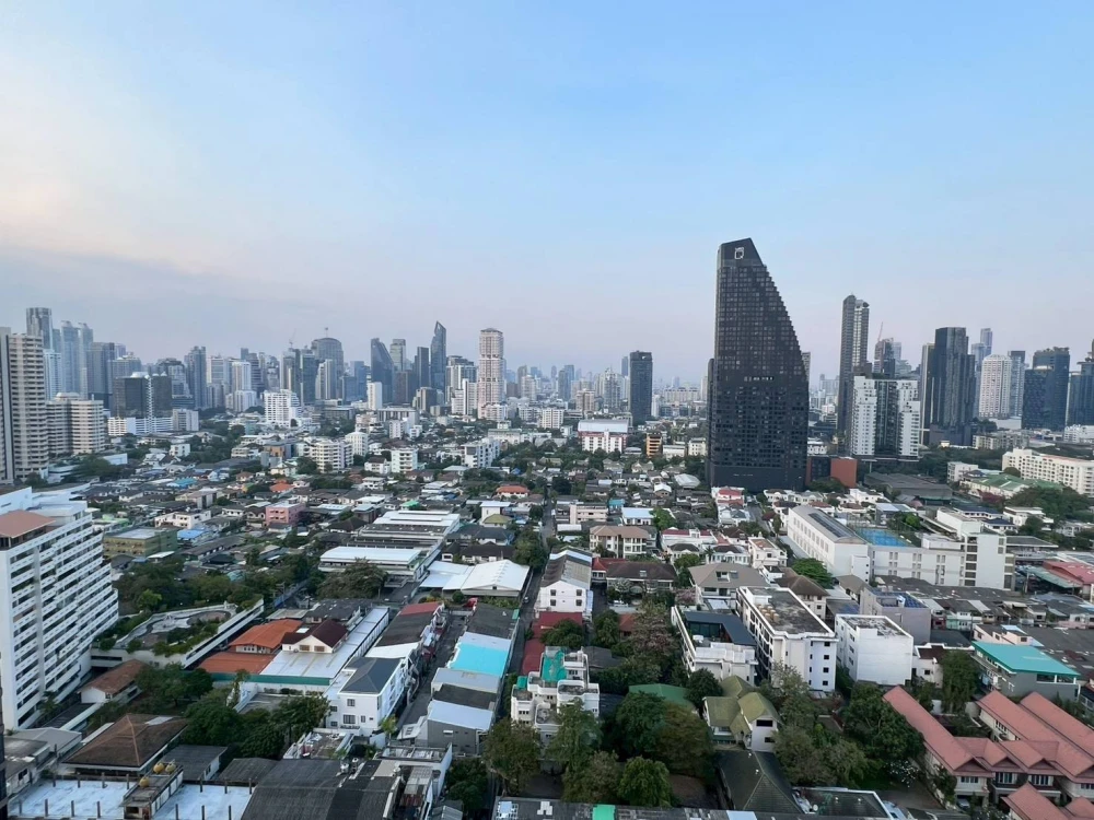 ขาย OKA Haus แบบ 1 Bed Plus ห้องมุมทิศเหนือ รับลมดี ไม่ร้อนสะสม ได้วิวสวยแบบไม่มีตึกบังในย่านทำเลทอง