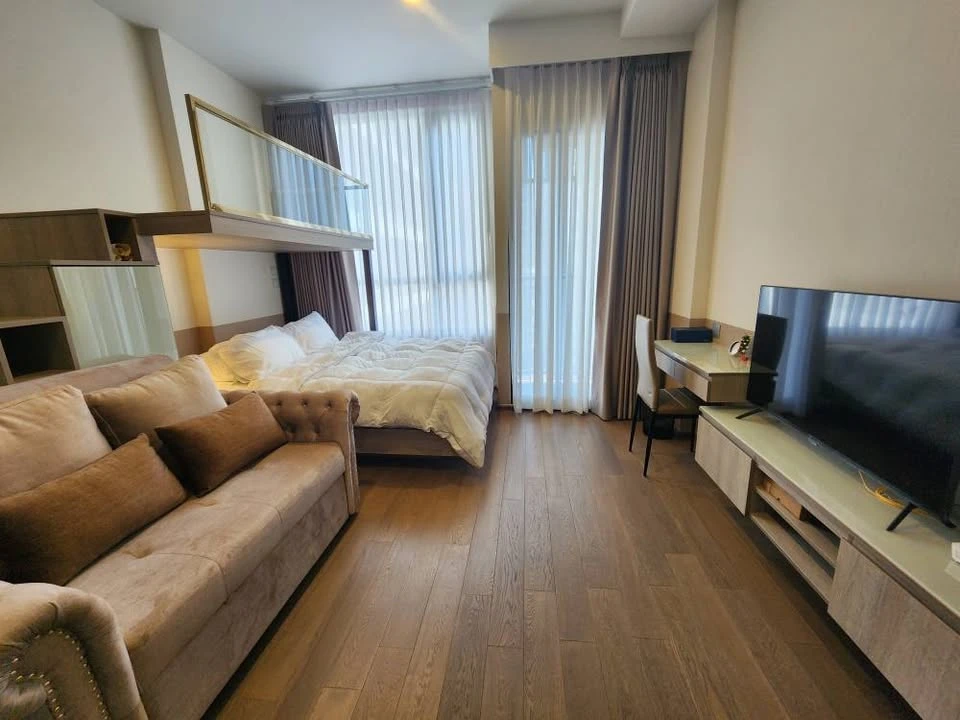 Selling a studio unit at Park Origin Phayathai, 10th floor. It features a loft bed, maximizing space, and is fully furnished and ready to move in.