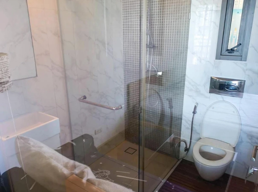 ขาย Quad Sathon ครัวแยกเป็นสัดส่วน ระเบียงกว้าง ตากผ้าได้จริง เฟอร์ฯ + เครื่องใช้ไฟฟ้าครบ สนใจจองเลย