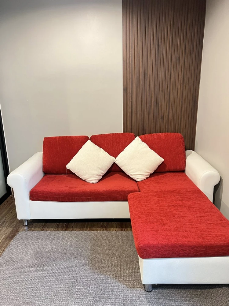 ขาย Regent Home 6 Prachachuen ห้องน่าอยู่ เฟอร์ครบครัน มาพร้อมโซฟาตัวใหญ่สีแดงน่านั่ง วิวโล่ง จองเลย