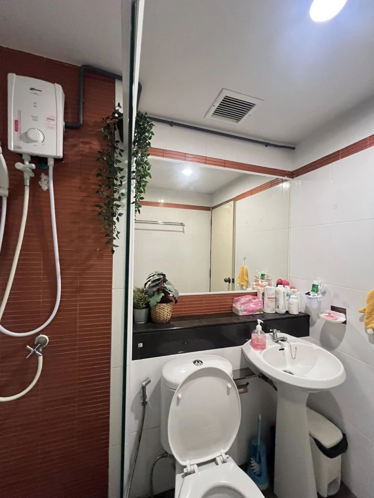 ขาย Regent Home 6 Prachachuen ห้องน่าอยู่ เฟอร์ครบครัน มาพร้อมโซฟาตัวใหญ่สีแดงน่านั่ง วิวโล่ง จองเลย