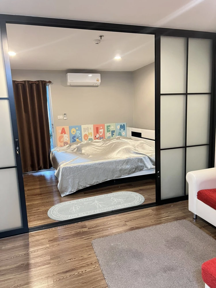 ขาย Regent Home 6 Prachachuen ห้องน่าอยู่ เฟอร์ครบครัน มาพร้อมโซฟาตัวใหญ่สีแดงน่านั่ง วิวโล่ง จองเลย