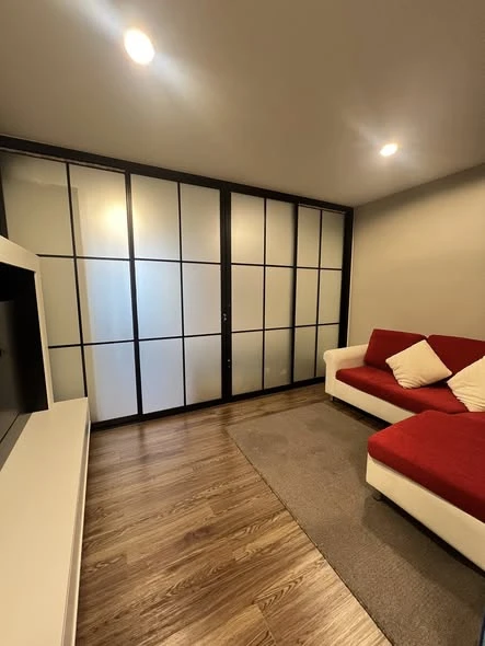 ขาย Regent Home 6 Prachachuen ห้องน่าอยู่ เฟอร์ครบครัน มาพร้อมโซฟาตัวใหญ่สีแดงน่านั่ง วิวโล่ง จองเลย