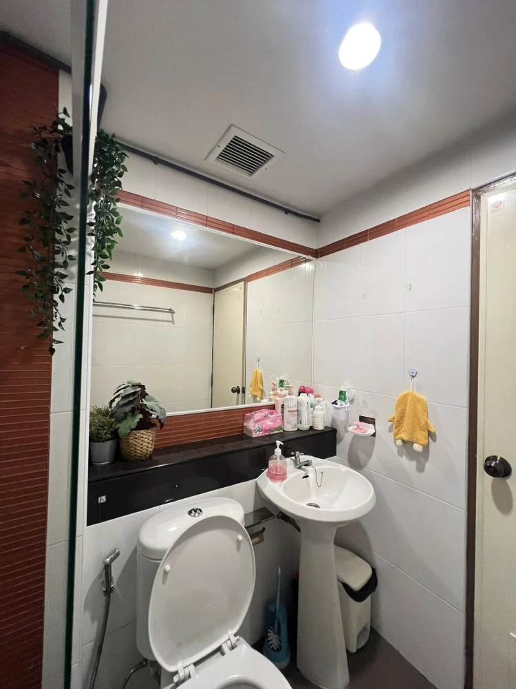 ขาย Regent Home 6 Prachachuen ห้องน่าอยู่ เฟอร์ครบครัน มาพร้อมโซฟาตัวใหญ่สีแดงน่านั่ง วิวโล่ง จองเลย