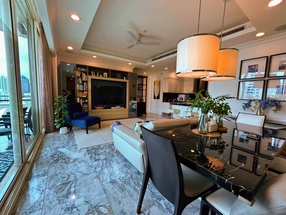 ขาย Royce Private Residences พื้นหินอ่อน หน้าต่างบานใหญ่จากพื้นจรดเพดาน  และระเบียงส่วนตัวที่มองเห็นทิวทัศน์เส้นขอบฟ้าแบบพาโนรามา ต้องจอง