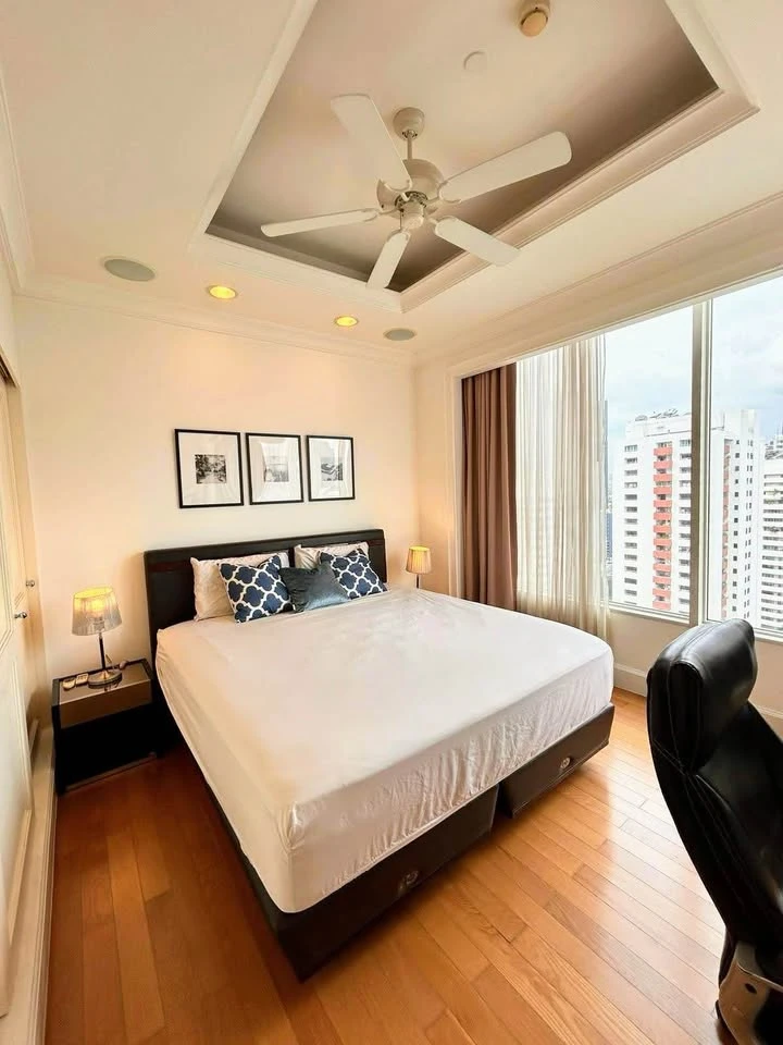 ขาย Royce Private Residences พื้นหินอ่อน หน้าต่างบานใหญ่จากพื้นจรดเพดาน  และระเบียงส่วนตัวที่มองเห็นทิวทัศน์เส้นขอบฟ้าแบบพาโนรามา ต้องจอง