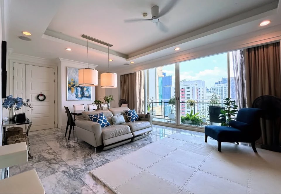 ขาย Royce Private Residences พื้นหินอ่อน หน้าต่างบานใหญ่จากพื้นจรดเพดาน  และระเบียงส่วนตัวที่มองเห็นทิวทัศน์เส้นขอบฟ้าแบบพาโนรามา ต้องจอง