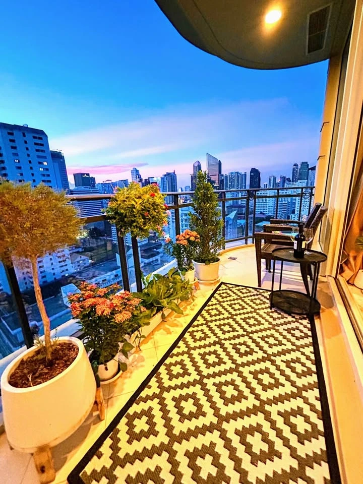 ขาย Royce Private Residences พื้นหินอ่อน หน้าต่างบานใหญ่จากพื้นจรดเพดาน  และระเบียงส่วนตัวที่มองเห็นทิวทัศน์เส้นขอบฟ้าแบบพาโนรามา ต้องจอง