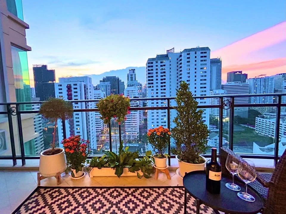 ขาย Royce Private Residences พื้นหินอ่อน หน้าต่างบานใหญ่จากพื้นจรดเพดาน  และระเบียงส่วนตัวที่มองเห็นทิวทัศน์เส้นขอบฟ้าแบบพาโนรามา ต้องจอง