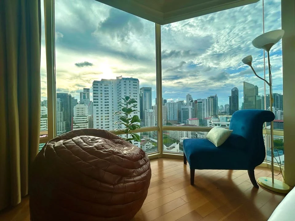 ขาย Royce Private Residences พื้นหินอ่อน หน้าต่างบานใหญ่จากพื้นจรดเพดาน  และระเบียงส่วนตัวที่มองเห็นทิวทัศน์เส้นขอบฟ้าแบบพาโนรามา ต้องจอง