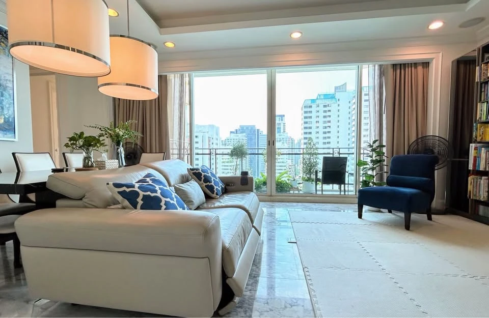 ขาย Royce Private Residences พื้นหินอ่อน หน้าต่างบานใหญ่จากพื้นจรดเพดาน  และระเบียงส่วนตัวที่มองเห็นทิวทัศน์เส้นขอบฟ้าแบบพาโนรามา ต้องจอง