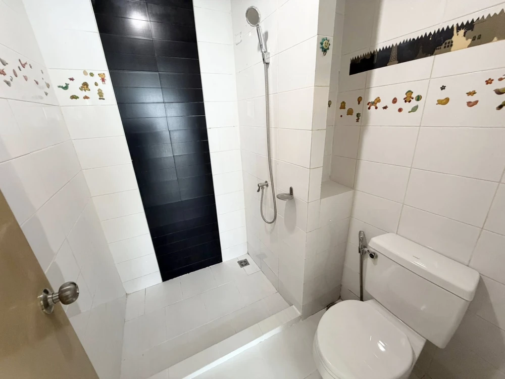 ขาย Smart Watcharapol ตึก B ติดถนนใหญ่ ชั้น 4 สไตล์โมเดริ์นมินิมอล ติดวอล์เปเปอร์ทั้งห้องสวยมาก ต้องจอง