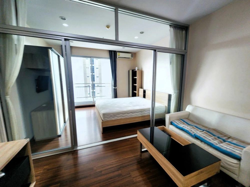 Selling Supalai Lite Sathorn Charoenrat fully furnished unit. Just bring your belongings and move in! Book now!