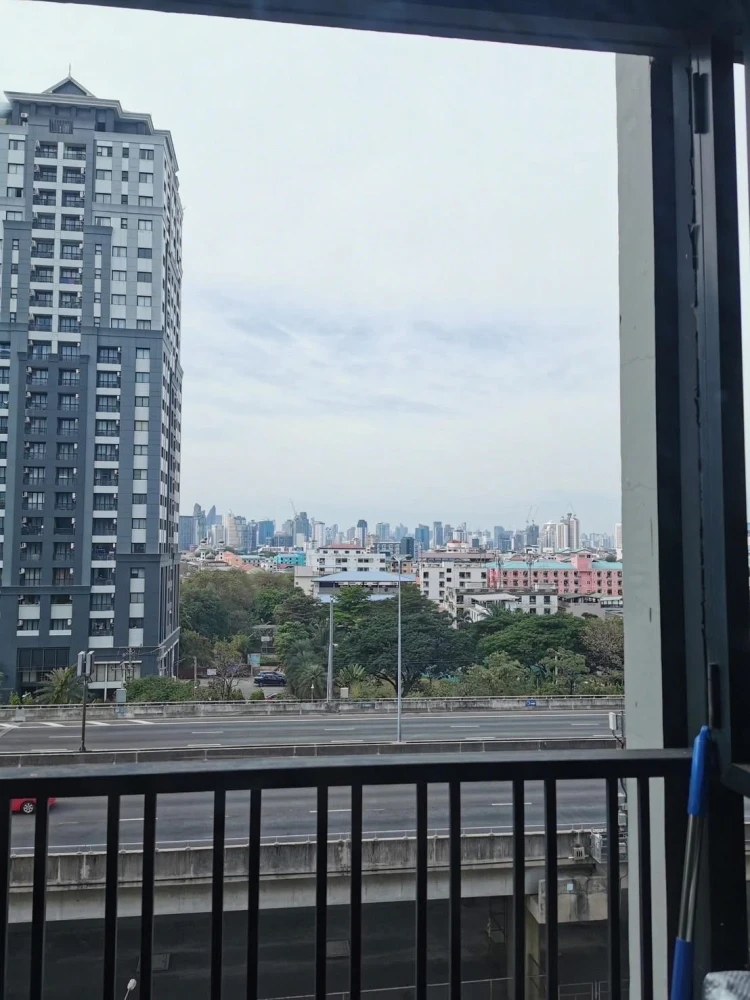 ขาย The Base Park East 1 ห้องนอน ชั้น 7 มาพร้อมเฟอร์นิเจอร์บิ้วอินอย่างดี พลาดแล้วจะเสียใจ