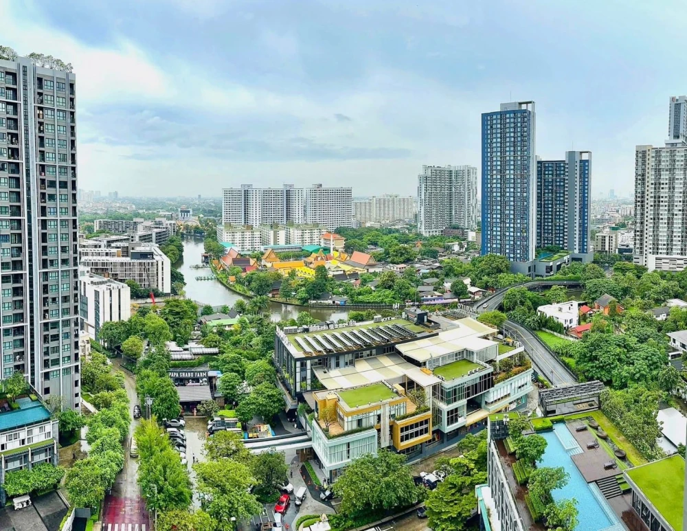 ขาย The Base Park West ได้วิวเมืองจากมุมสูง เห็นพระอาทิตย์ขึ้นสวยงามมาก พร้อมเฟอร์นิเจอร์ ต้องจอง