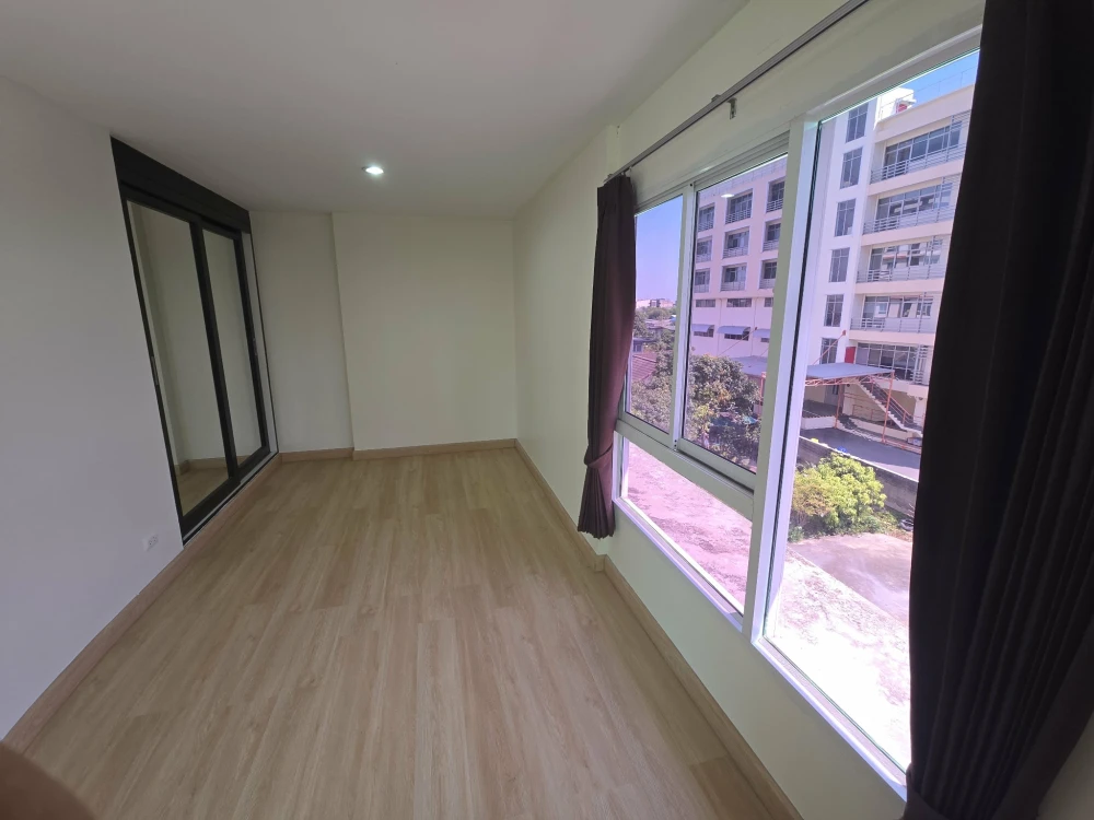 ขาย The Crystal Condominium ห้องเปล่าโล่ง ชั้นไม่สูง กว้างขวางอยู่สบาย จองเลย